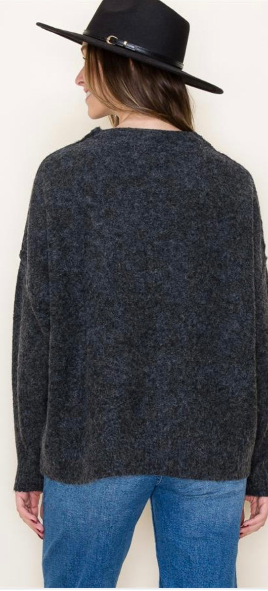 Suéter con costura invertida y cuello simulado